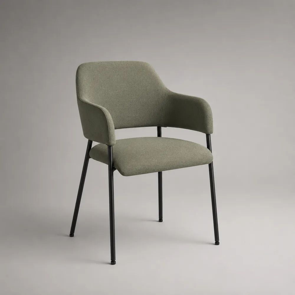 Sedia da pranzo imbottita con braccioli e schienale curvo in tessuto bouclé verde salvia, gambe in acciaio nero, 60 x 58 x 81 cm
