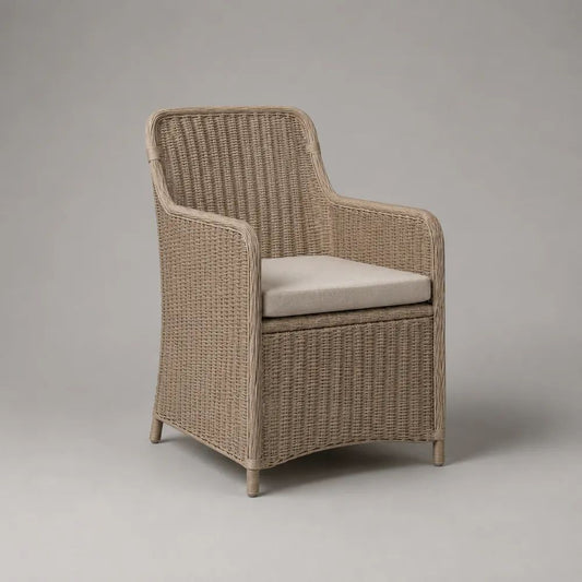 Poltrona da giardino con braccioli in rattan sintetico beige e cuscino crema, 60 × 63 × 87 cm
