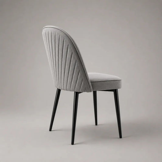 Sedia da pranzo imbottita in velluto grigio chiaro con schienale curvo e gambe in acciaio nero, 52 x 58 x 84 cm